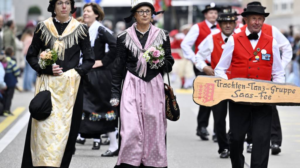 Die Trachtentanzgruppe Saas-Fee gehörte am OLMA-Umzug in St. Gallen zu den Repräsentantinnen des Gastkantons Wallis.