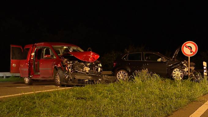 Zwei Autos stossen auf A4 frontal zusammen