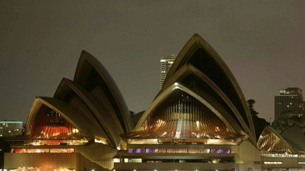 Als Zeichen für mehr Umweltschutz und Solidarität wurden am Samstagabend weltweit an berühmten Gebäuden - wie an der Oper im australischen Sydney - die Lichter für eine Stunde ausgeschaltet. (Archivbild)