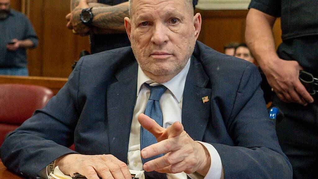 ARCHIV - Der ehemalige Filmproduzent Harvey Weinstein erscheint zu seinem Wiederaufnahmeverfahren vor dem Manhattan Criminal Court. Weinstein war 2020 in New York wegen Sexualdelikten zu 23 Jahren Haft verurteilt worden. Das Urteil war im April aufgehoben worden, der Prozess wird neu aufgerollt. Foto: Steven Hirsch/Pool New York Post/dpa