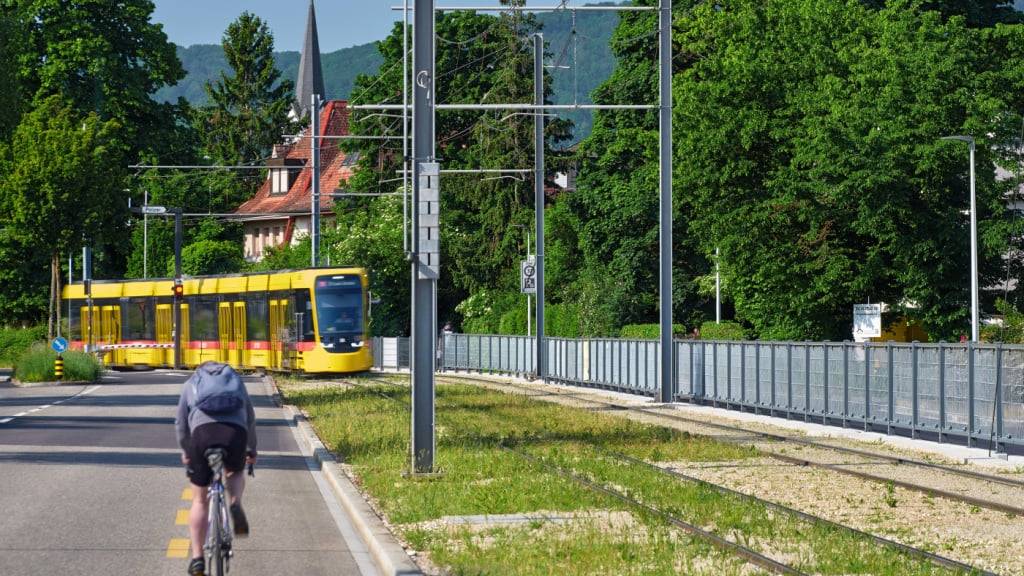 Auf der BLT-Tramstrecke zwischen Reinach und Münchenstein BL wird in Zukunft über den Zaun Solarenergie gewonnen.