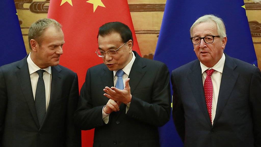 EU-Ratspräsident Donald Tusk (l) und Kommissionspräsident Jean-Claude Juncker mit  Chinas Premier Li Keqiang in Peking. Beide Seiten wollen das freie Handelssystem aufrechterhalten.