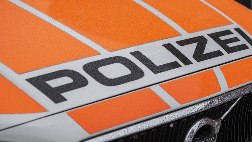 Die Kantonspolizei Schwyz stand am Donnerstag nach einem Unfall in Schübelbach im Einsatz. (Symbolaufnahme)