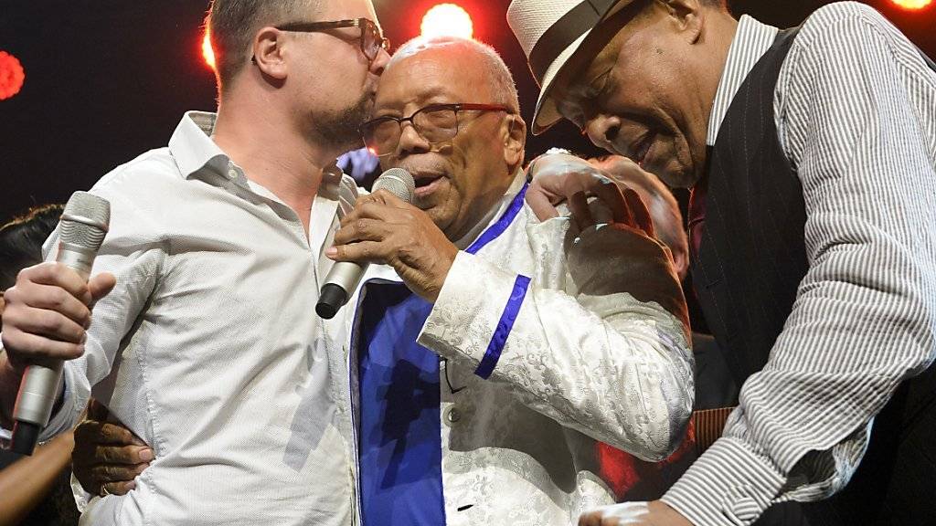 Der Festival-Direktor Mathieu Jaton mit Quincy Jones und dem US-amerikanischen Sänger Al Jarreau während des Jubiläumsabends zur 50. Ausgabe des Montreux Jazz Festivals am vergangenen Freitag.