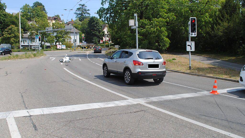Ein Rollerfahrer ist am Mittwoch in Schaffhausen bei einem Unfall verletzt worden. Ein Auto hatte übersehen, dass er an einer Ampel gebremst hatte.