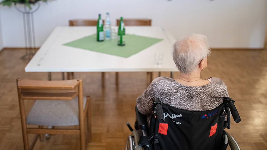 Bewohnerinnen und Bewohner von Altersheimen sollten mit Besuchsverboten vor einer möglichen Ansteckung mit dem Coronavirus geschützt werden. (Symbolbild)