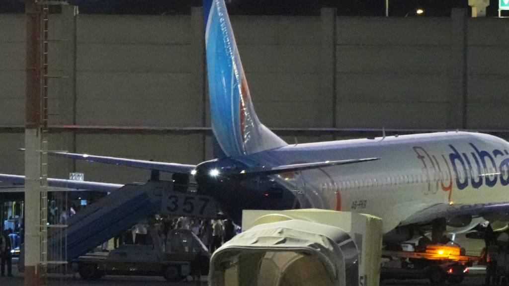 Flugzeug von FlyDubai in Tel Aviv. Foto: Ariel Schalit/AP/dpa/Archivbild