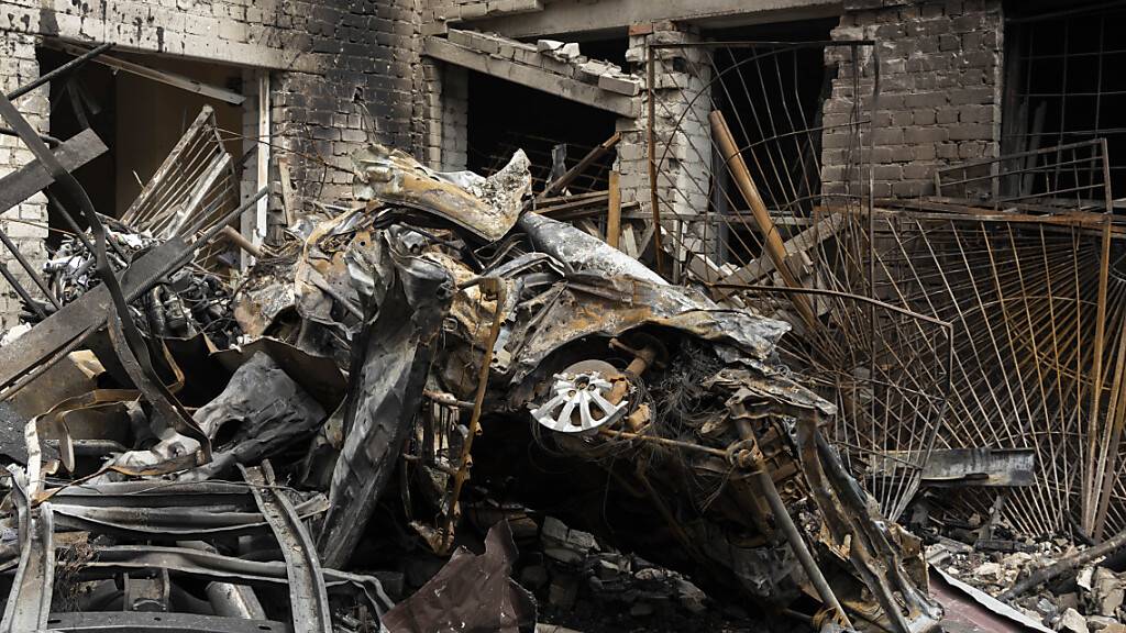 ARCHIV - Blick auf Trümmer, die nach russischen Angriffen vor einem Gebäude in Dnipro liegen. (Symbolbild) Foto: J. Daniel Hud/ZUMA Press Wire/dpa