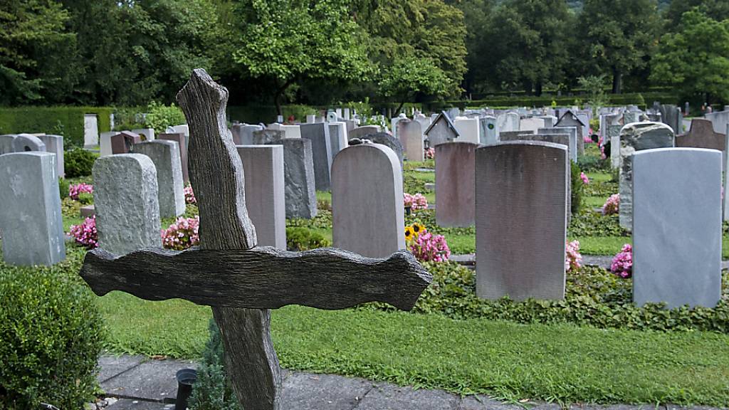 Vor allem auf dem weitläufigen Winterthurer Friedhof Rosenberg kommt es oft vor, dass Bekannte und Angehörige lange nach einem Grab suchen. Die Stadt bietet deshalb neu eine «Online-Grabsuche». (Symbolbild)
