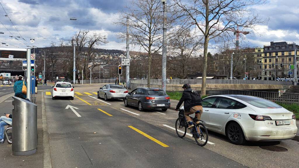 Velofahrerinnen und Velofahrer erhalten hier bald mehr Platz: Die Stadt Zürich hebt eine der Autospuren auf.