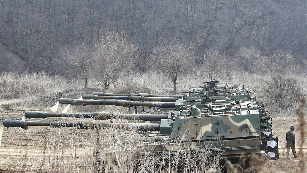 Panzerhaubitzen von Typ K9 Thunder fahren in der Nähe zur Grenze zwische Süd- und Nordkorea. Nordkorea hat nach Angaben des südkoreanischen Militärs im Rahmen eines neuen Waffentests anscheinend zwei Marschflugkörper abgefeuert. Foto: Ahn Young-Joon/AP/dpa