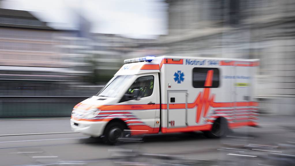 Ein Ambulanzteam brachte die schwerverletzte Velofahrerin in ein Spital. (Archivbild)