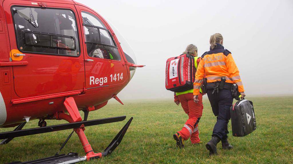 35-Jährige gerät unter Strohballen – Rega fliegt verletzte Frau ins Spital