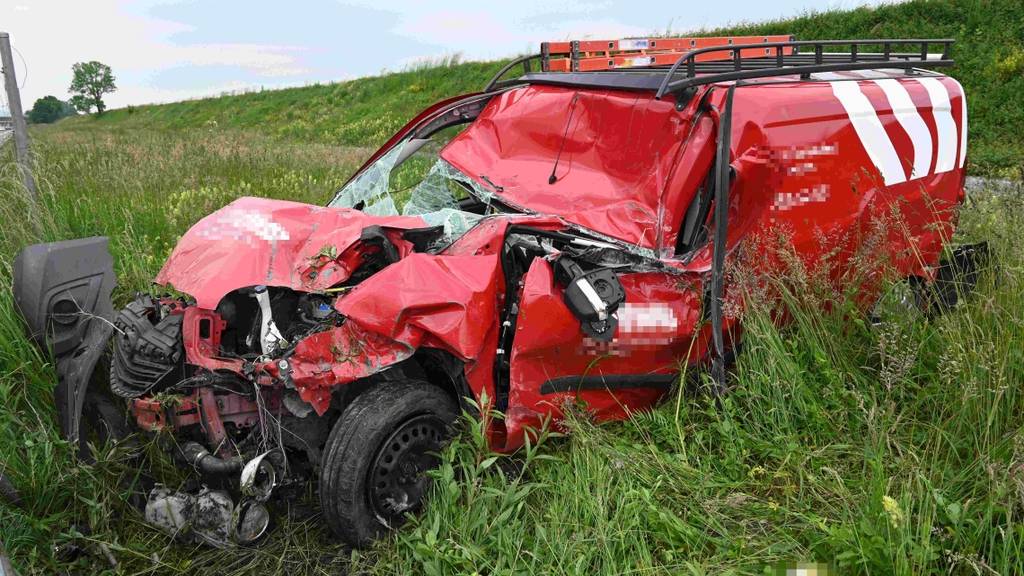 Eine Signaltafel brachte das Auto zum Stillstand – 34-Jähriger unbestimmt verletzt