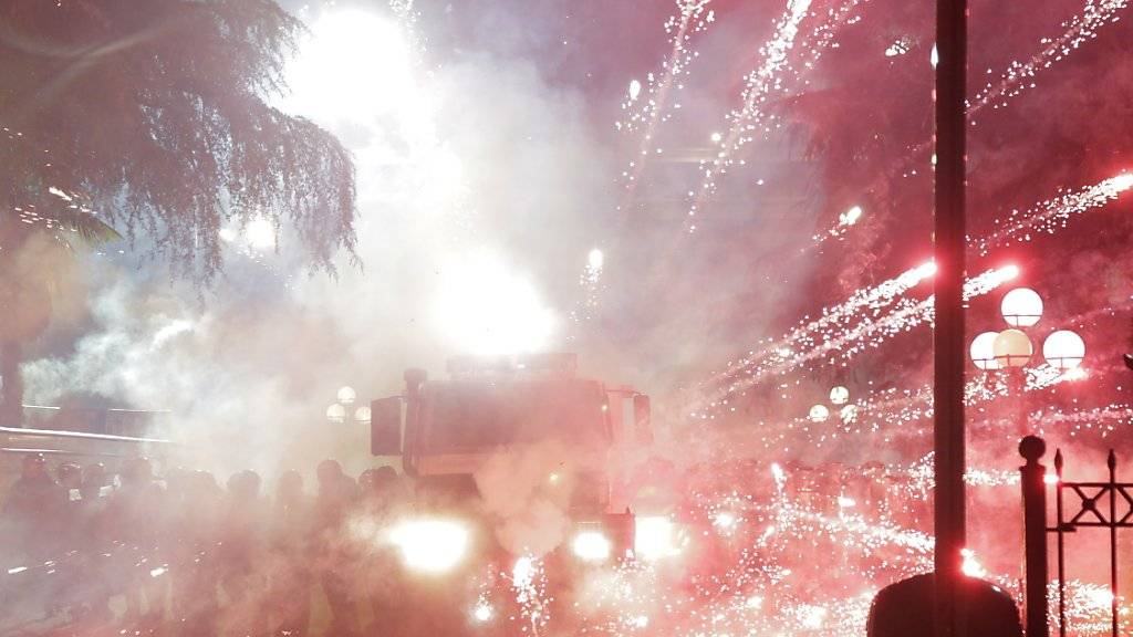 Bei Demonstrationen in Albanien ist es am Sonntagabend zu Ausschreitungen gekommen.