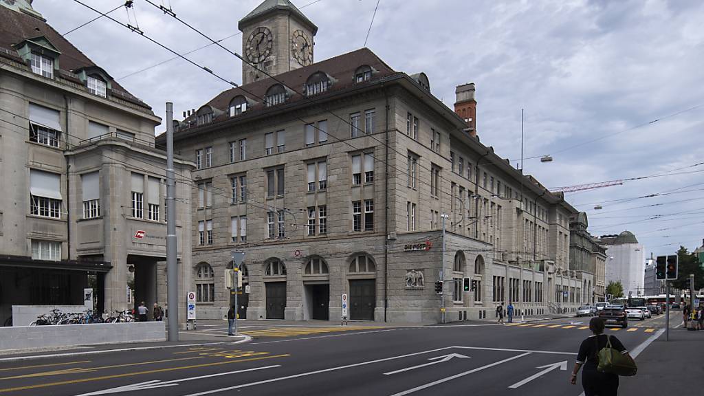 In der St. Galler Hauptpost ist die Stadt- und Kantonsbibliothek in einem Provisorium untergebracht. Geplant wird nun ein Neubau am Blumenmarktplatz. (Archivbild)