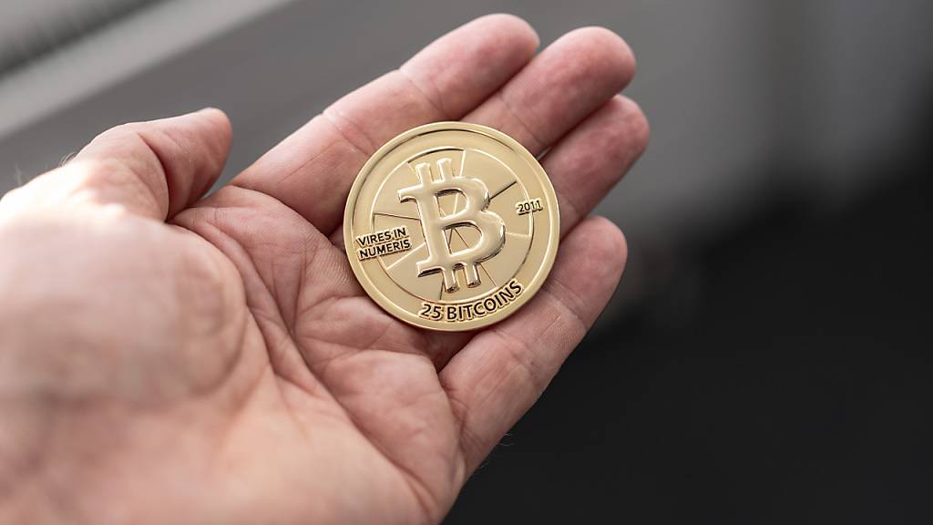 Die digitale Währung Bitcoin, die es praktisch fast nur elektronisch gibt, ist am Mittwoch im Wert wieder auf ein neues Allzeithoch gestiegen. (Archivbild)