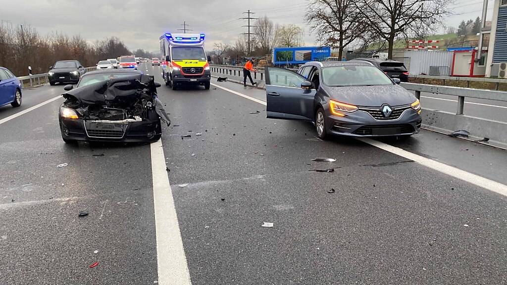 Beim Auffahrunfall auf der A14 bei Gisikon LU mussten am Mittwoch zwei Personen hospitalisiert werden.