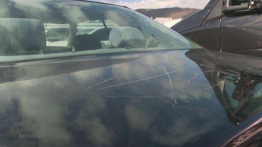 Vandalismus: In Lostorf werden bei einem Autohändler mehrere Fahrzeuge mutwillig beschädigt