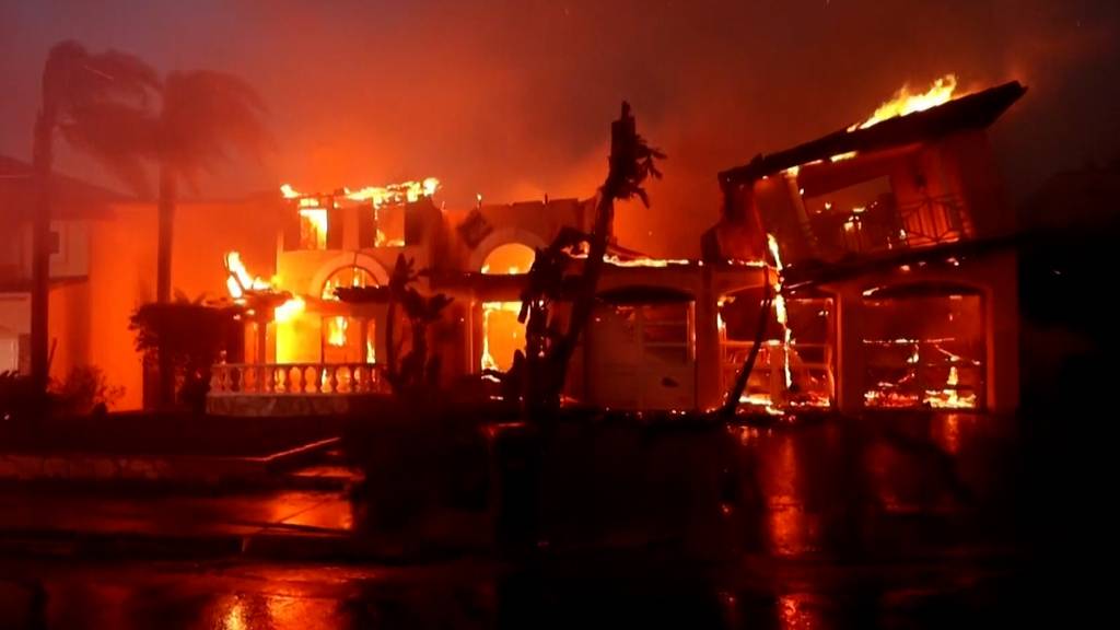 Waldbrand zerstört millionenschwere Villen in Kalifornien