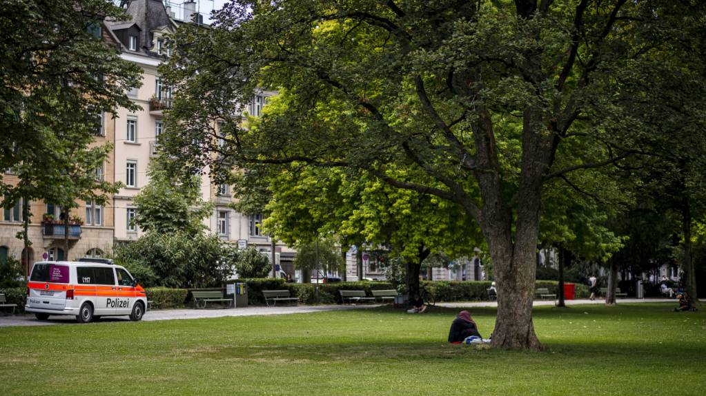 Die Stadt Zürich verstärkt Massnahmen gegen den Drogenkonsum im öffentlichen Raum - unter anderem mit verstärkter Polizeipräsenz und einem neuen Angebot für auswärtige Konsumierende. (Archivbild)