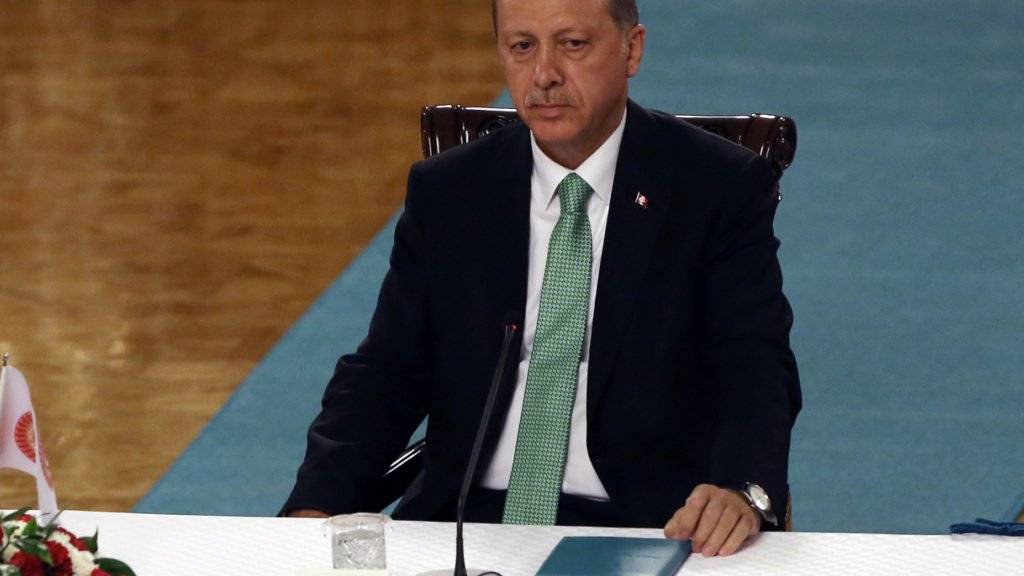 Staatspräsident Erdogan lässt Einrichtungen schliessen.
