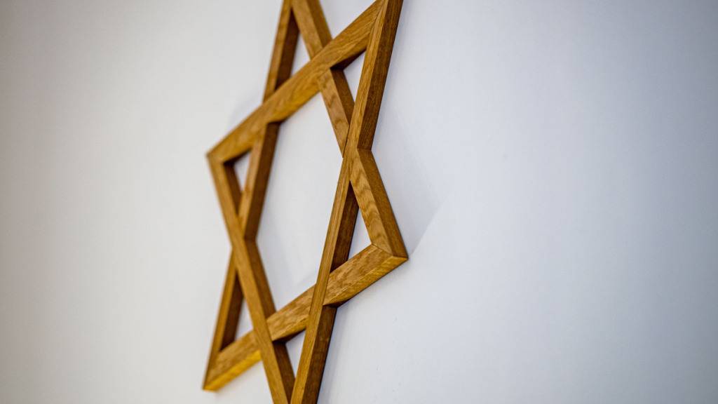 ARCHIV - Ein Davidstern im Gebetsraum einer Synagoge. Foto: David Inderlied/dpa/Archivbild