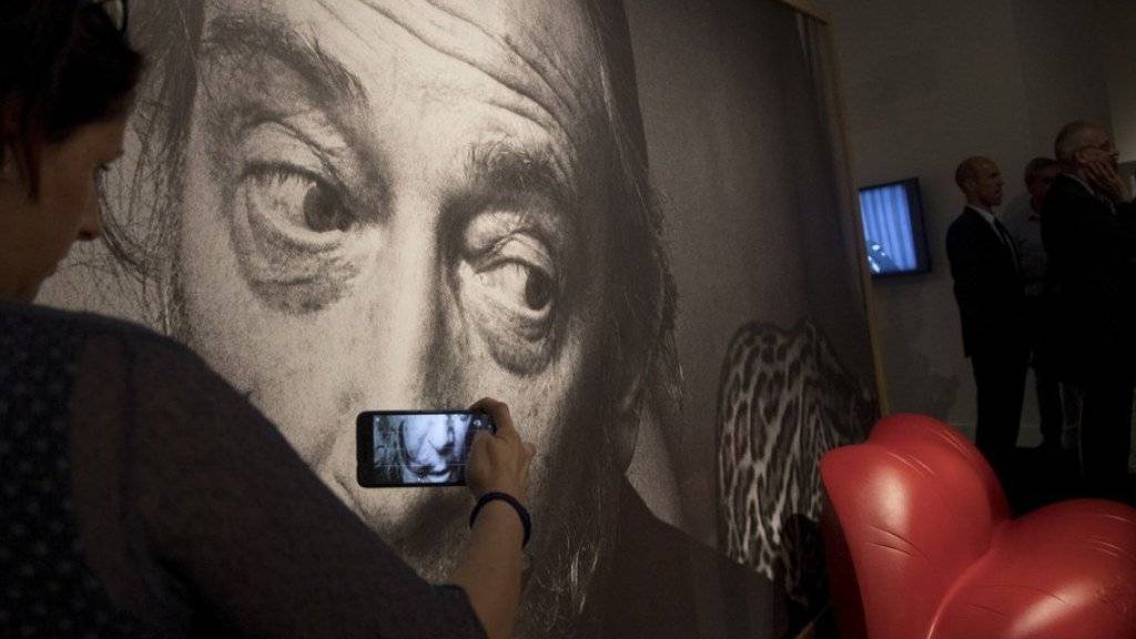 «Dali, Breaking News» heisst eine Ausstellung in Barcelona im Juni 2017. Ebenfalls im Juni 2017 hat eine Richterin in Madrid entschieden, dass die sterblichen Überreste des spanischen Künstlers für einen Vaterschaftstest exhumiert werden sollen. (Archiv)