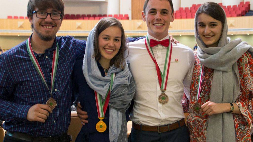 Henry Wetton, Jana Meier, Florin Kalberer und Michelle Knecht (v.l.) posieren an der Biologie-Olympiade im Iran mit ihren Medaillen.