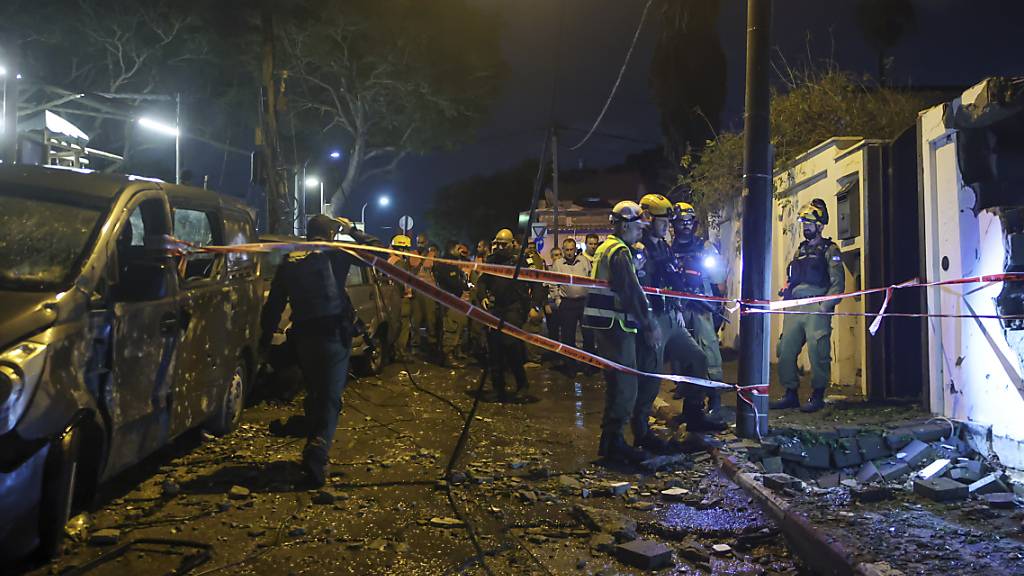 Israelische Sicherheitskräfte inspizieren in Jaffa, einem gemischt arabisch-jüdischen Stadtteil von Tel Aviv, den Ort, der von einer aus dem Gazastreifen abgefeuerten Rakete getroffen wurde. Foto: Itai Ron/AP/dpa