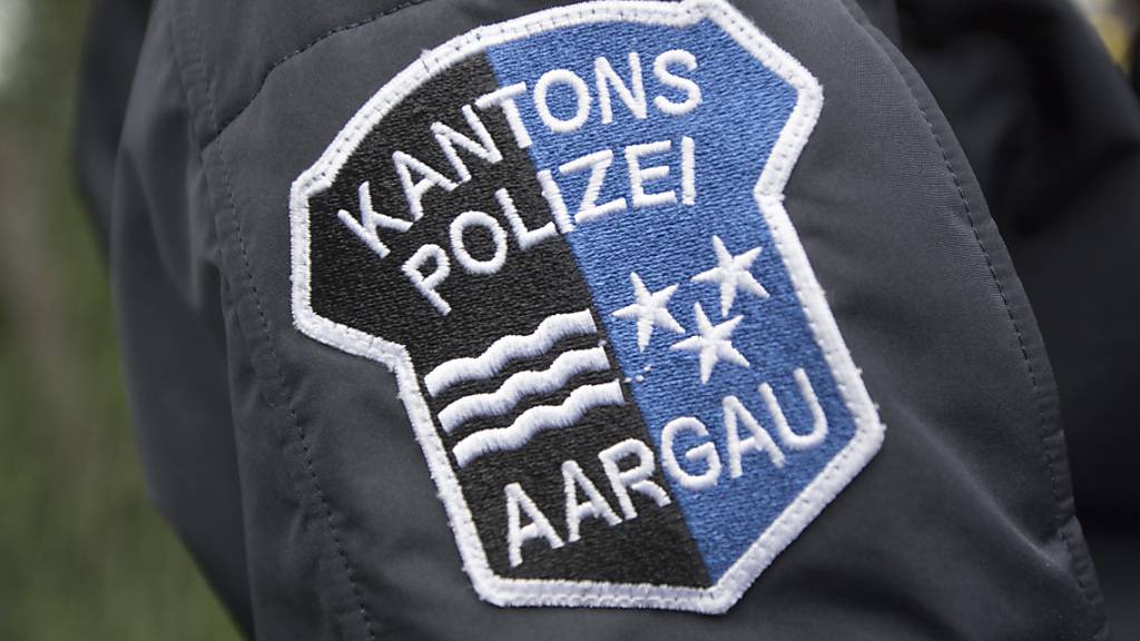 Als die Kantonspolizei Aargau nach Bergdietikon AG ausrückte, deutete zunächst einiges auf Suizid hin. Die Ermittlungen zeigten: Der Ehemann soll die Ehefrau brutal erwürgt haben. Der 48-Jährige ist wegen Mordes angeklagt worden. (Symbolbild)