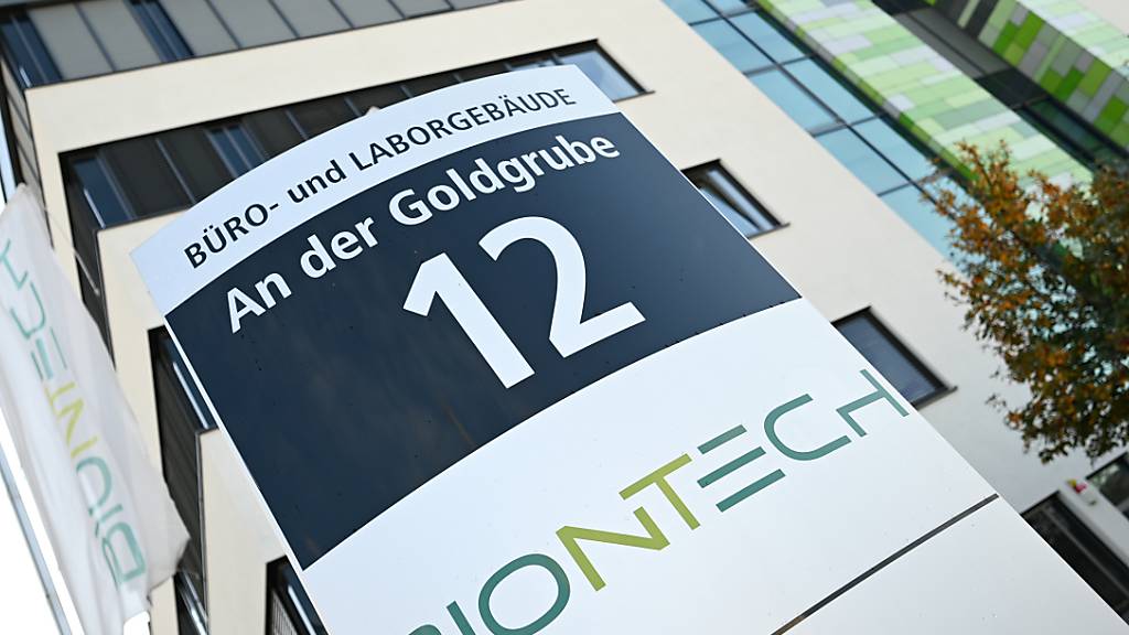 ARCHIV - Das Logo des Biotechnologie-Unternehmens «BioNTech» ist an einer Stele vor der Unternehmenszentrale angebracht. Die Mainzer Firma Biontech und der US-Pharmariese Pfizer haben bei der Europäischen Arzneimittel-Agentur (Ema) die Zulassung für ihren Corona-Impfstoff in der EU beantragt. Der Antrag auf eine bedingte Marktzulassung sei am Montag eingereicht worden, teilten Biontech und Pfizer am Dienstag mit. Foto: Arne Dedert/dpa