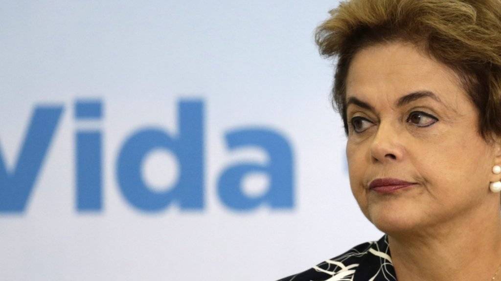 Die Präsidentin Brasiliens, Dilma Rousseff, kämpft in jungen Jahren gegen die damalige Militärdiktatur in Brasilien. Die Guerilla-Kämpferin sass dafür im Gefängnis, wo sie gefoltert wurde. Jetzt ist einer der Männer, der sie folterte, gestorben. (Archivbild)