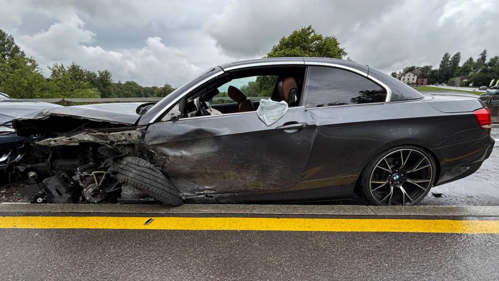Der Sachschaden an den Fahrzeugen beträgt mehrere zehntausend Franken.