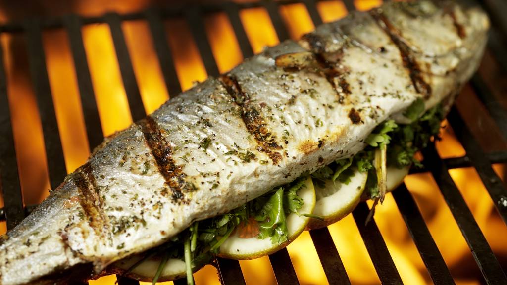 Lege deinen Fisch auf ein Zitronen-Bett