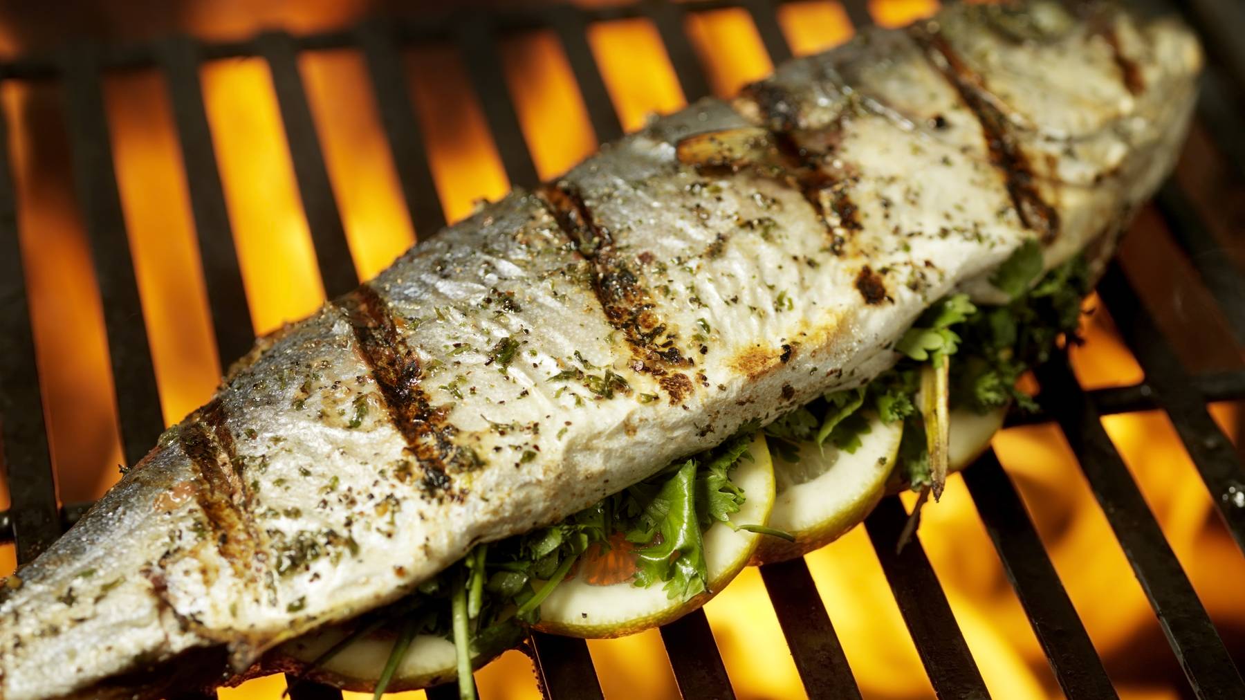 Lege deinen Fisch auf ein Zitronen-Bett