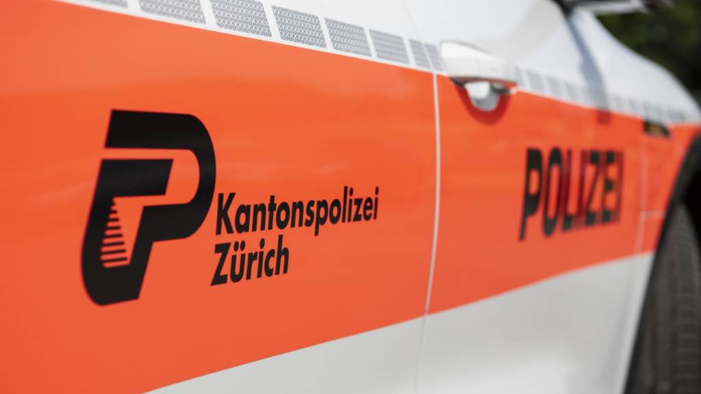 Bei einem Unfall ist am Dienstagmorgen in Rämismühle im Tösstal eine 22-Jährige schwer verletzt worden. Die Fussgängerin befand sich auf der Strasse. (Symbolbild).