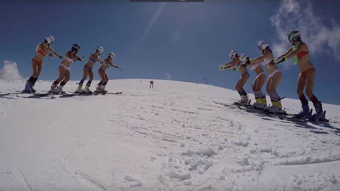 Französinnen flitzen im Bikini über die Piste