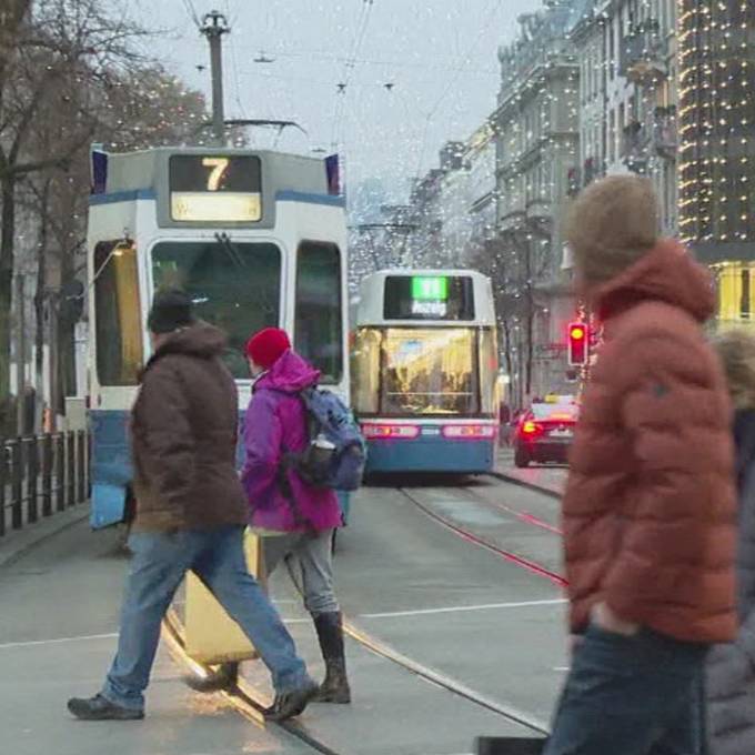 Tramchauffeure kämpfen an der Bahnhofstrasse mit umhereilenden Passanten