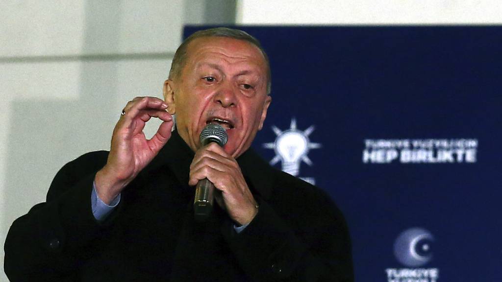 Der türkische Präsident Recep Tayyip Erdogan hält nach der Präsidentenwahl eine Rede in der Parteizentrale in Ankara, Türkei. Foto: Ali Unal/AP/dpa