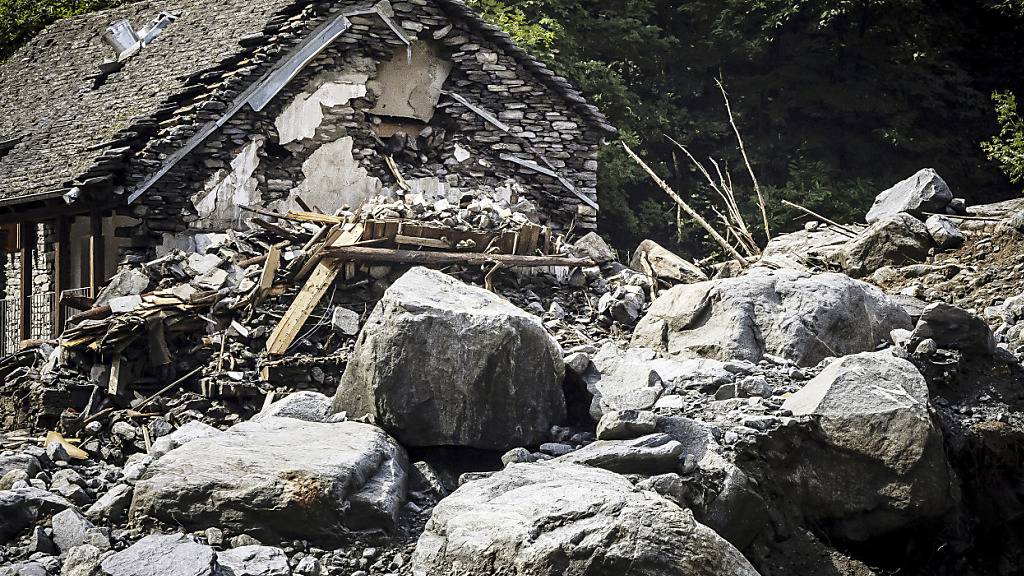 Schwere Zerstörungen im Tessiner Val Bavona. Die Suche nach insgesamt fünf Vermissten geht am Dienstag weiter.