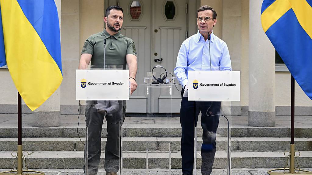 Ulf Kristersson und Wolodymyr Selenskyj geben die Ergebnisse ihrer Gespräche bekannt. Foto: Jonas Ekströmer/TT News Agency/AP/dpa