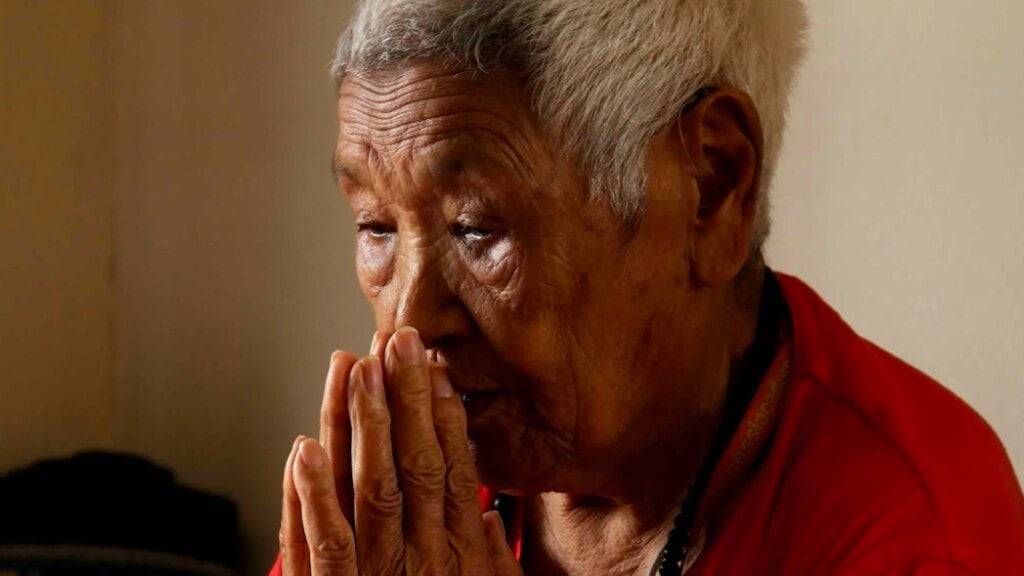 «Mola - Eine tibetische Geschichte von Liebe und Verlust» handelt vom letzten grossen Wunsch der hundertjährigen Nonne Kunsang Wangmo, zurück nach Tibet zu reisen. Der Film fragt auch danach, was dies mit ihrer Tochter Sonam auslöst, die so zum ersten Mal in 65 Jahren von ihrer Mutter getrennt wäre.