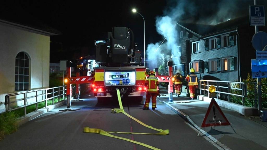 Beim Brand in einem Wohnzimmer des Doppeleinfamilienhauses in Buchs entstand hoher Sachschaden.