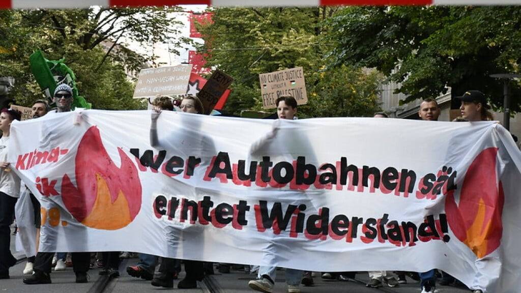 Nach Angaben der Organisatoren beteiligten sich über 1000 Personen an der Klimastreik-Kundgebung in Zürich.