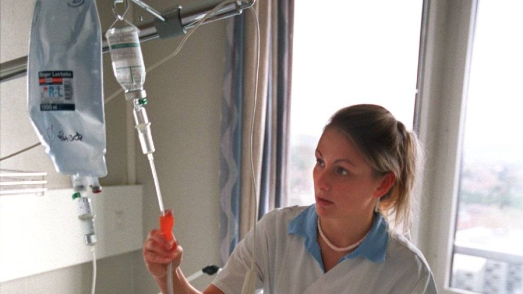 Eine Pflegefachfrau bereitet eine Infusion vor. Engpässe bei der Versorgung mit lebenswichtigen Medikamenten gibt es vor allem bei Injektionslösungen. (Archivbild)