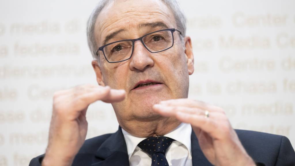 Der Schweizer Wirtschaftsminister Guy Parmelin muss am Mittwoch im Nationalrat das Vorgehen des Bundesrats im Streit um US-Zölle erklären. (Archivbild)