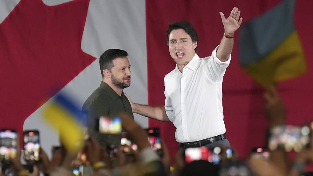 Justin Trudeau (r), Premierminister von Kanada, stellt Wolodymyr Selenskyj, Präsident der Ukraine, bei einer Kundgebung in der Fort York Armoury vor. Foto: Nathan Denette/The Canadian Press/AP/dpa - ACHTUNG: Nur zur redaktionellen Verwendung und nur mit vollständiger Nennung des vorstehenden Credits
