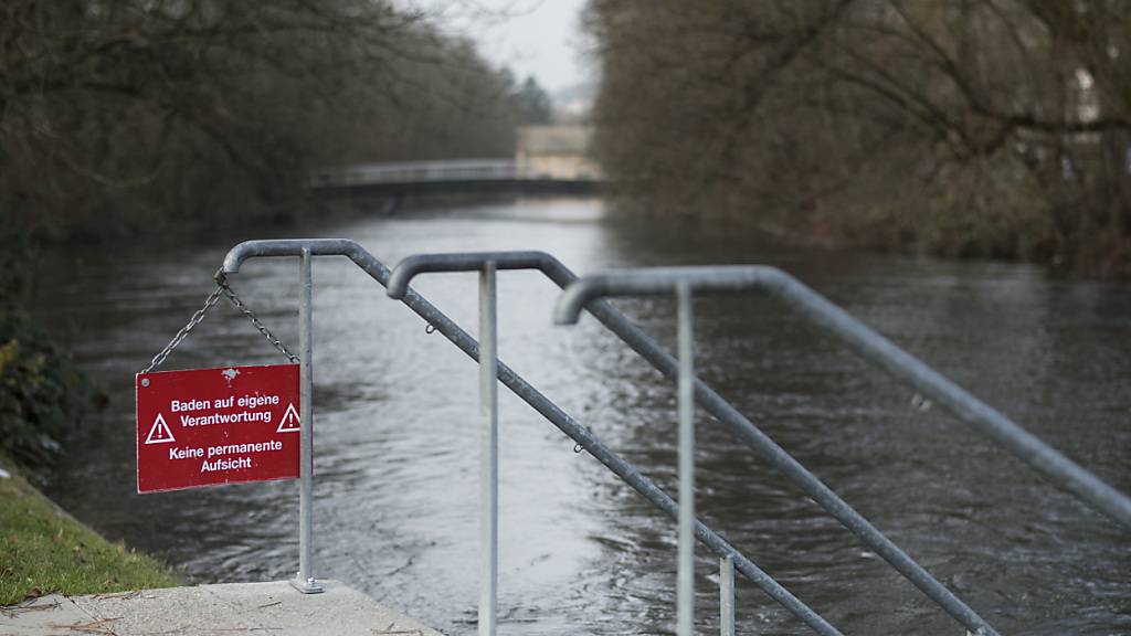 19-Jähriger ertrinkt in der Limmat: Ein Schild auf der Werdinsel warnt «Baden auf eigene Gefahr». (Archivbild)