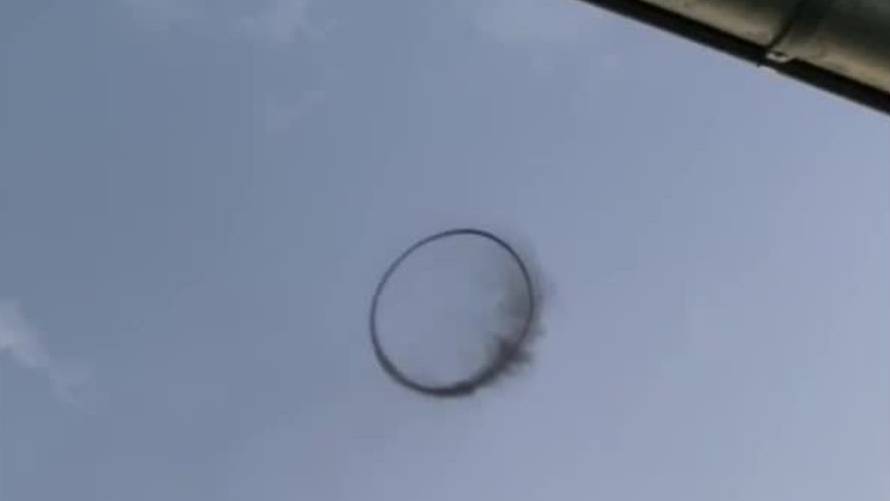 Wie kommt dieser schwarze Kreis an den Himmel?